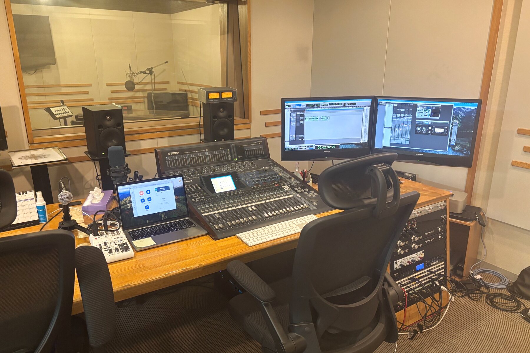 Studio Freeksのコントロールルームと収録ブース