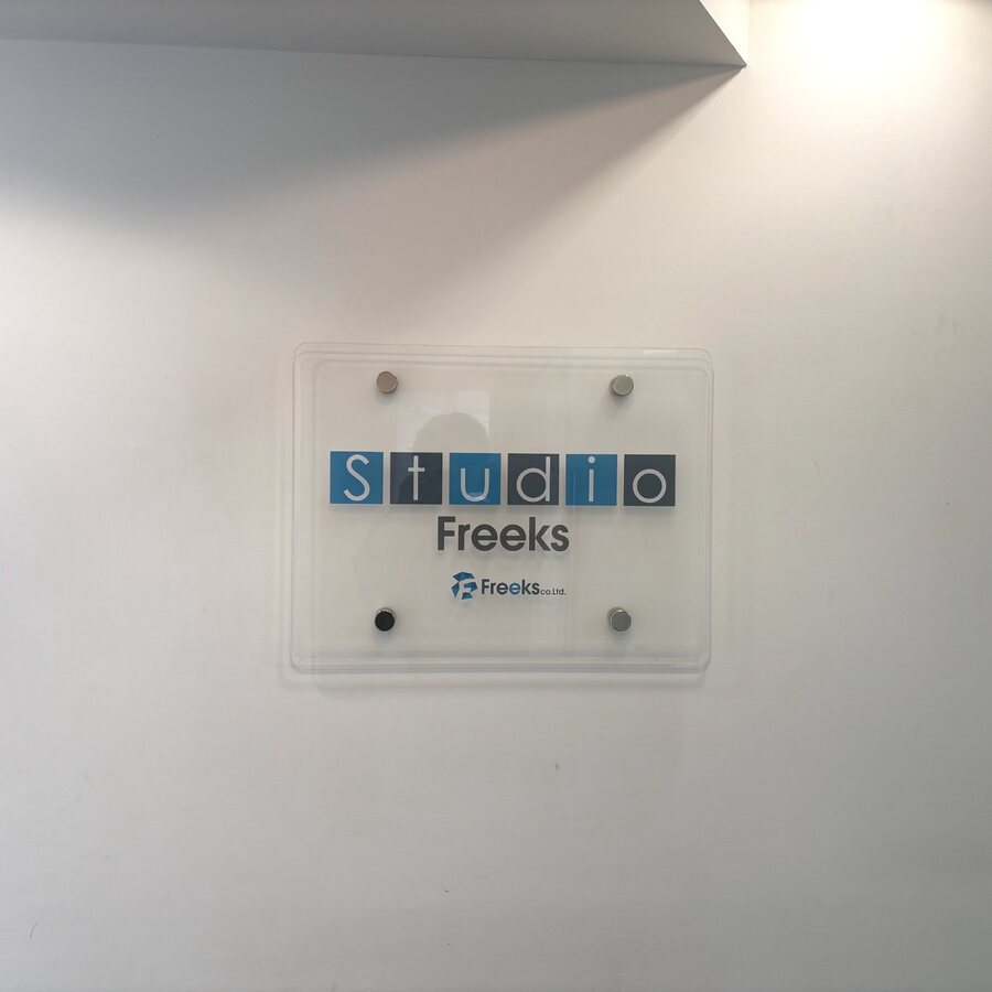 Studio Freeksのサイン